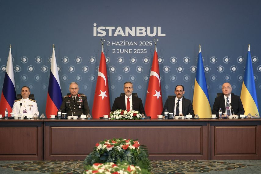el jefe del Estado Mayor turco, general Metin Gürak; el ministro de Asuntos Exteriores turco, Hakan Fidan; el jefe de la Inteligencia turca, Ibrahim Kalin; y el embajador turco de Rusia, Mehmet Samsar, asisten a la segunda reunión con las delegaciones de Rusia y Ucrania en el Palacio Ciragan de Estambul, el 2 de junio de 2025. 