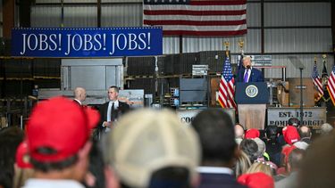 El presidente Donald Trump pronuncia un discurso sobre la economía en la fábrica de Coosa Steel Corporation en Roma, Georgia, el 19 de febrero de 2026.