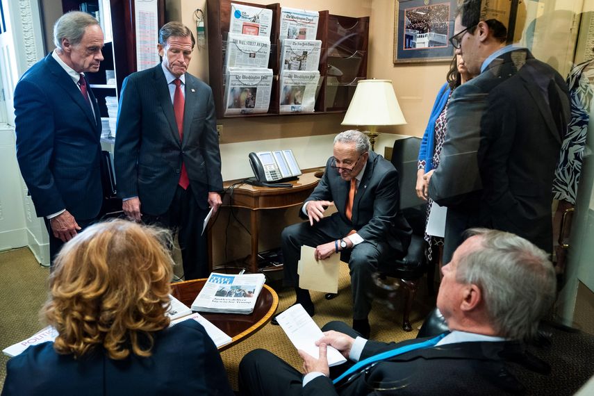 El líder de la minoría demócrata en el Senado de EEUU, Chuck Schumer (c), se reúne con otros líderes demócratas en el Capitolio, Washington D.C. La líder de la minoría demócrata en la Cámara Baja de EEUU, Nancy Pelosi, alertó que el veto migratorio del presidente Trump, avalado por el Tribunal Supremo, debilita la lucha antiterrorista y da a los enemigos del país una nueva y poderosa herramienta de reclutamiento.