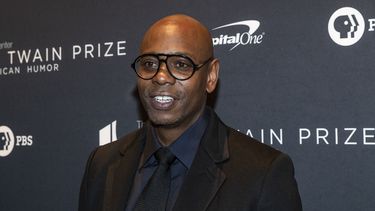 En esta foto de archivo tomada el 27 de octubre de 2019, el comediante Dave Chappelle llega al Kennedy Center para el premio Mark Twain al humor estadounidense en Washington, DC
