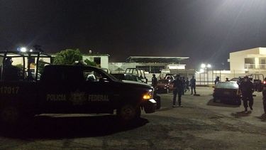 El Gobierno estatal informó que al entrar, los policías fueron repelidos por reos que se habían apoderado de algunas herramientas de la carpintería y prendieron fuego a colchones.