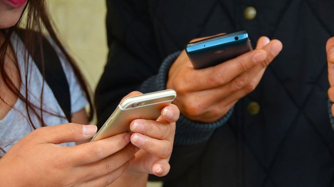 Los celulares atrapan la atención de los miembros de la familia.&nbsp;