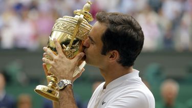 En esta foto del 6 de julio de 2017, Roger Federer besa el trofeo de campe&oacute;n de Wimbledon tras derrotar a Marin Cilic en la final.&nbsp;