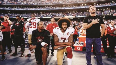 Kaepernick (centro) inici&oacute; un movimiento de protesta contra el racismo y la violencia policial en Estados Unidos.
