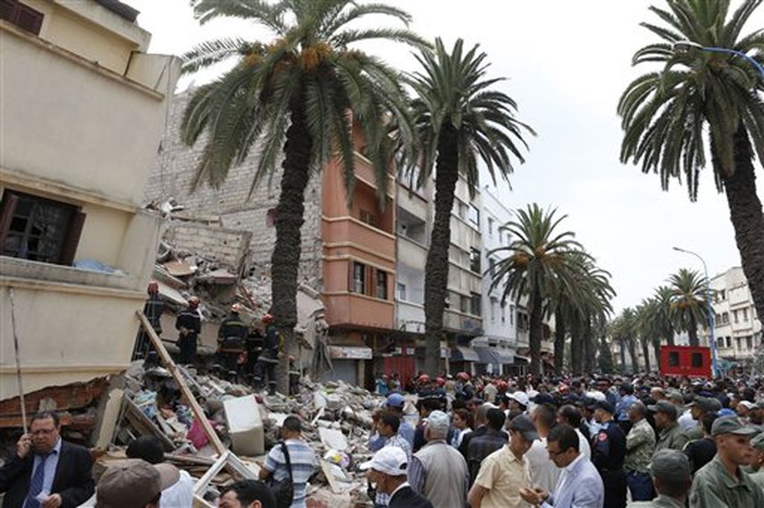 Una multitud observa a bomberos y socorristas buscar a sobrevivientes del colapso de uno de los edificios en Casablanca, Marruecos (Foto AP)