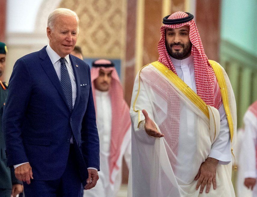 El presidente Joe Biden durante su visita a Arabia Saudita junto a el príncipe heredero saudí, Mohamed bin Salmán.
