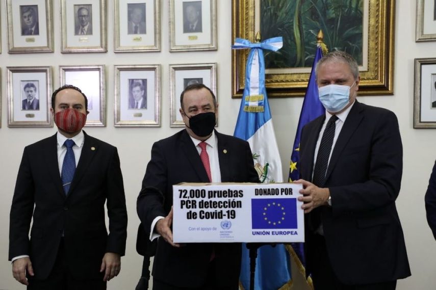 En una entrevista con Radio Sonora, el presidente de Guatemala, Alejandro Giammattei afirmó que San Lucas Tolimán sí tiene casos positivos de COVID-19 que ameritan el nivel de alerta. En esta foto, el mandatario (centro) recibe una donación de la Unión Europea.