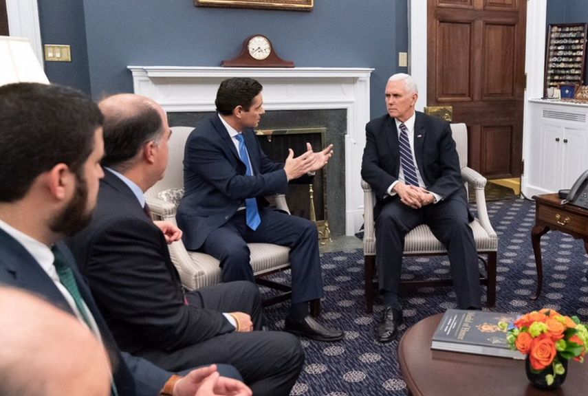 Carlos Vecchio (izq.), representante en Washington del presidente encargado de Venezuela, Juan Guaidó, conversa con el vicepresidente de los EEUU, Mike Pence.