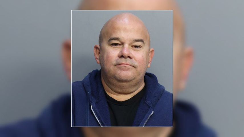 Enrique Albis-Masot, de 53 años, enfrenta cargos de agresión sexual y encarcelamiento falso, según reportes de la Oficina del Fiscal de Miami-Dade.