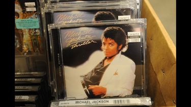 Esta foto de archivo tomada el 2 de julio de 2009 muestra cajas del álbum Thriller de Michael Jackson en Los Ángeles.