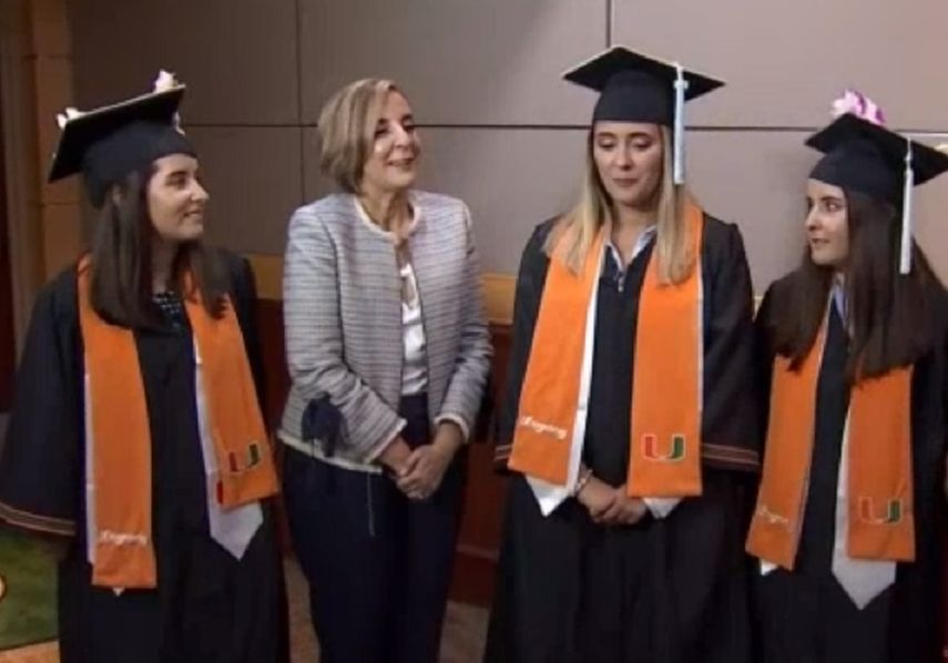 Las tres hijas del matrimonio Casañas, que ahora lucen sus títulos universitarios,&nbsp;cuidaron de sus padres mientras estudiaban.