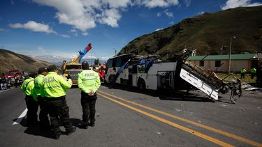 Autoridades y cuerpos de emergencia trabajan en el lugar del accidente de un autobús colombiano de pasajeros en la carretera andina que une Quito con la zona de Papallacta en Palugo, en Ecuador, el 14 de agosto de 2018.
