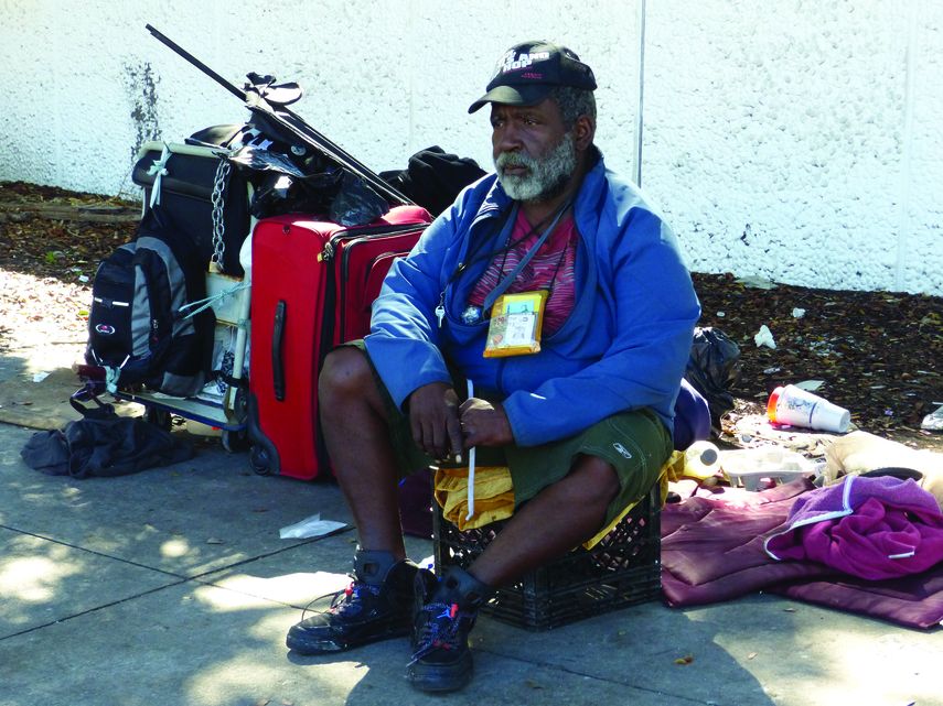 Un hombre vive en una calle de Miami con sus pocas pertenencias. (A. MATA)
