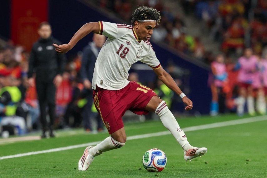 El delantero español Lamine Yamal, número 19, controla el balón durante un partido amistoso internacional entre España y Egipto, el 31 de marzo de 2026.
