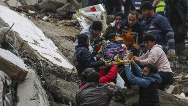 Rescatistas trasladan a una persona en camilla desde un edificio derruido por el terremoto del 6 de febrreo de 2023, en Adana, Turquía.&nbsp;