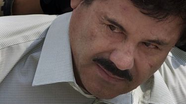 En esta imagen de archivo del 22 de febrero de 2014, Joaquín El Chapo Guzmán es escoltado a un helicóptero esposado por oficiales de la Marina mexicana en un hangar militar en Ciudad de México. 