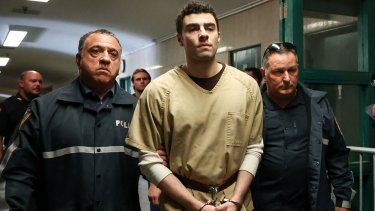 Luigi Mangione, acusado del asesinato del CEO de United Healthcare, Brian Thompson, es escoltado por la policía mientras llega a la corte en la ciudad de Nueva York el 16 de septiembre de 2025.