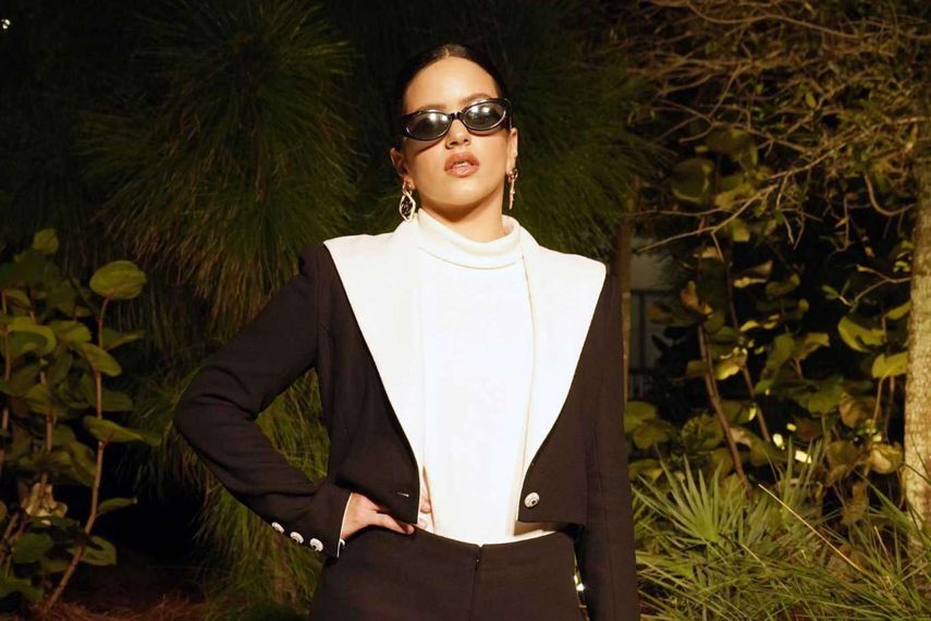Rosalía llega para un evento que celebra los 100 años de la fragancia Chanel No. 5 durante la Semana del Arte de Miami, el viernes 3 de diciembre de 2021, en el barrio Design District de Miami.&nbsp;