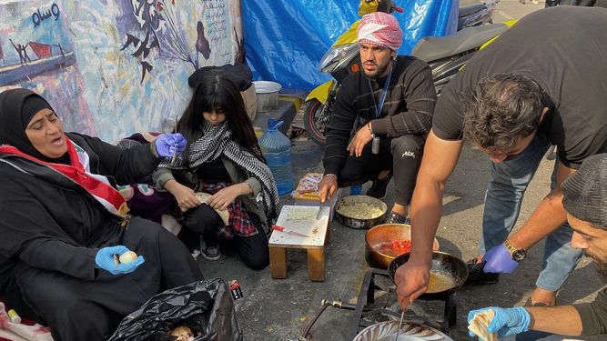 Voluntarios preparan comida para los manifestantes antigubernamentales en la plaza Tahrir en Bagdad, Irak, el jueves 12 de diciembre de 2019.