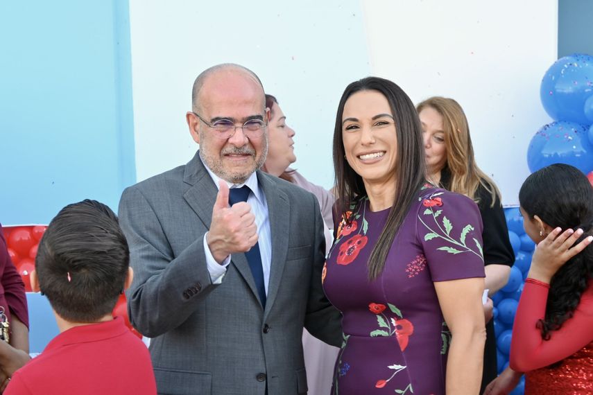 José Dotres, superintendente de escuelas públicas del Distrito Escolar Miami-Dade y junto a la directora Cristina Ravelo.