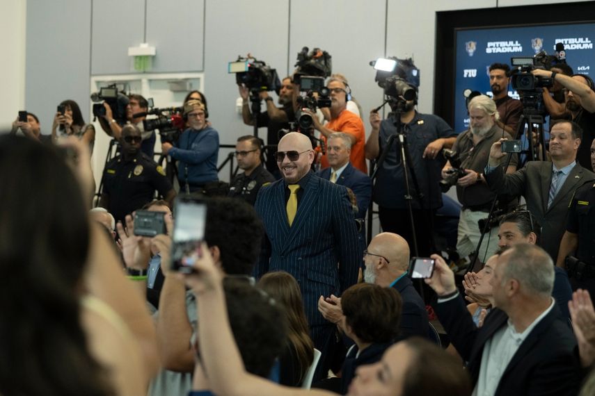 FIU y Pitbull unieron fuerzas por 10 años y 12 millones de dólares y el artista pondrá su nombre al estadio de la universidad.&nbsp;