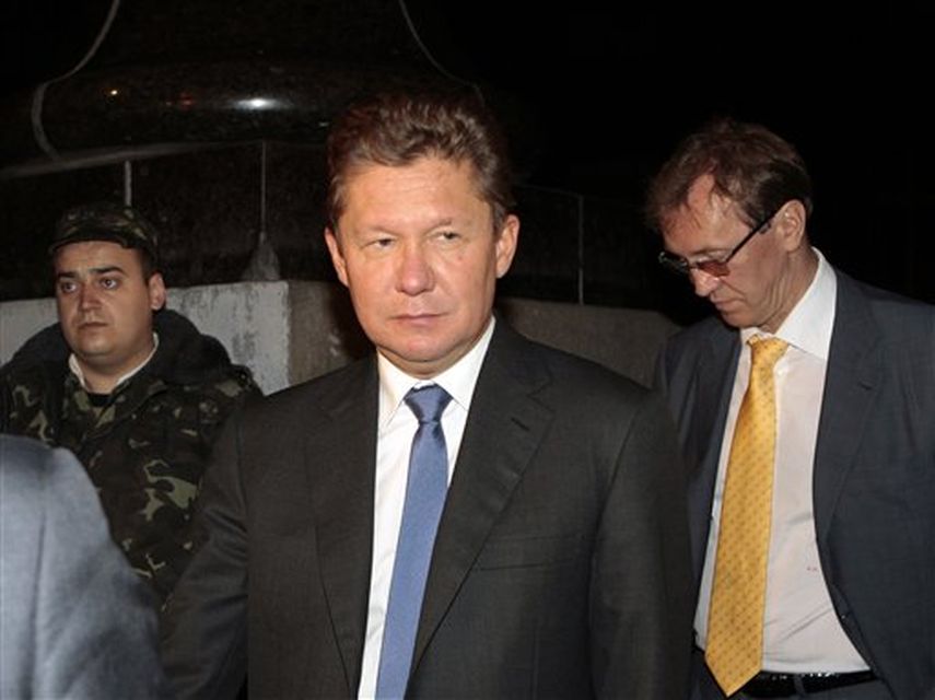 El director general de Gazprom Alexei Miller, en el centro, sale del edificio del gobierno ucraniano en Kiev, Ucrania, el 16 de junio de 2014. (AP Photo/Sergei Chuzavkov)