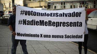 Varios ciudadanos protestan a favor de anular el voto en El Salvador.&nbsp;