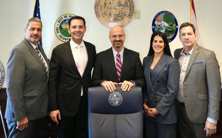 Concejal Carl Zogby, alcalde Bryan Calvo, representante Tom Fabricio, concejal Gelien Pérez y concejal Luis Rodríguez.&nbsp;