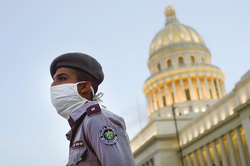 Un agente de la Polic&iacute;a de La Habana vigila las inmediaciones del Capitolio.