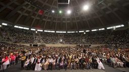 Parejas se casan en una boda masiva en el gimnasio Maracanazinho en Rio de Janeiro, Brasil, el sábado 29 de noviembre de 2014. (AP foto/Silvia Izquierdo)