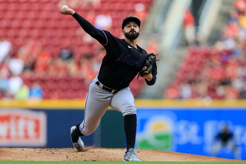 Pablo López, de los Marlins de Miami, lanza durante la primera entrada del juego de béisbol en contra de los Rojos de Cincinnati, el martes 26 de julio de 2022, en Cincinnati.&nbsp;