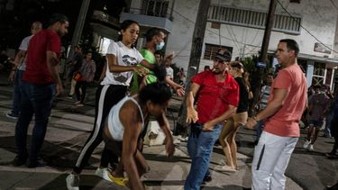 Un oficial de policía vestido de civil se enfrenta a un manifestante durante una protesta que pide el restablecimiento del servicio eléctrico después de seis días de apagones debido a la devastación del huracán Ian en La Habana.