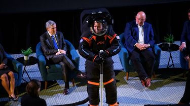 El ingeniero jefe, Jim Stein, muestra el nuevo traje espacial durante el evento Axiom Space Artemis III Lunar Spacesuit en el Space Center Houston, en Houston, Texas, el 15 de marzo de 2023.