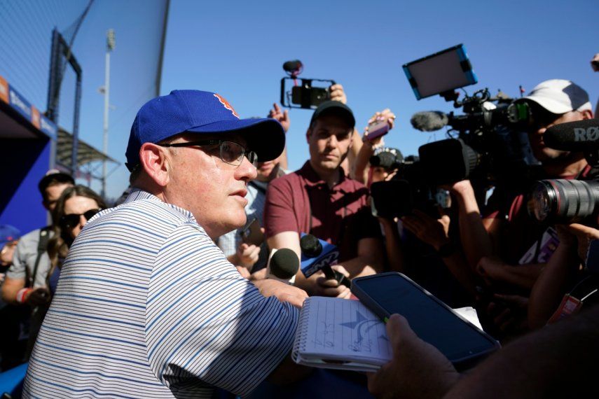 El dueño de los Mets de Nueva York, Steve Cohen, habla con periodistas, el lunes 20 de febrero de 2023, en Port St. Lucie, Florida.