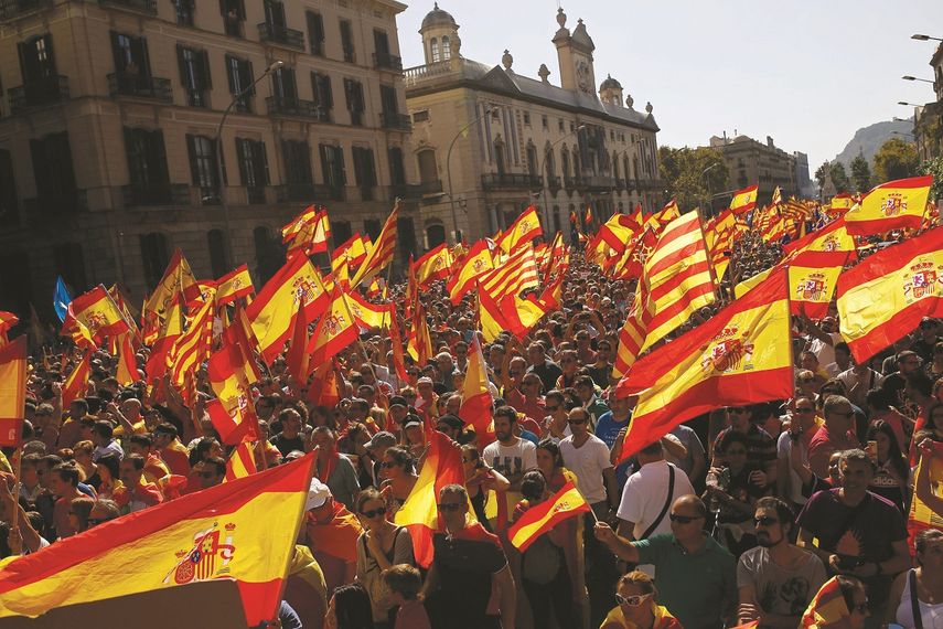Miles de manifestantes ocuparon las calles de Barcelona este domingo en contra de la declaración de independencia de Cataluña.