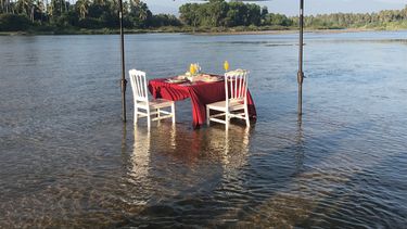 Ubicado entre el mar, la laguna y el río, Coyuca de Benítez ha sido descubierto en los últimos años por turistas, quienes identifican este lugar como un oasis de calma y tranquilidad que hace aflorar la pasión.
