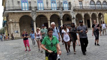 Varios turistas&nbsp; caminan por la Plaza de la Catedral, en La Habana (Cuba).&nbsp;&nbsp;