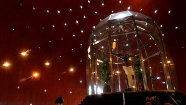 En esta fotograf&iacute;a de archivo del 25 de febrero de 2005, una mujer reza frente a la Sangre de Cristo en la Catedral Metropolitana de Managua, Nicaragua. A casi 20 d&iacute;as del incendio que destruy&oacute; la capilla de la Catedral y con ella la imagen de casi cuatro siglos de antig&uuml;edad, el cardenal Leopoldo Brenes insisti&oacute; el mi&eacute;rcoles 19 de agosto de 2020 en que no fue un accidente como dice la polic&iacute;a sino un &ldquo;ataque terrorista&rdquo;.