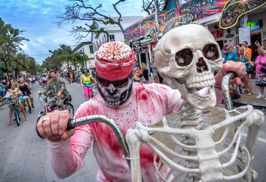El recorrido zombi en bicicleta forma parte de uno de los muchos pasacalles del Fantasy Fest.&nbsp;