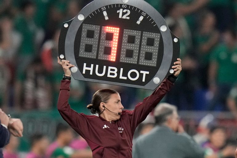 La árbitro asistente Stephanie Frappart, de Francia, muestra un cartel con siete minutos de tiempo añadido durante el partido del Grupo C del Mundial que enfrentó a México con Polonia, en el estadio 974 en Doha, Catar, el 22 de noviembre de 2022.