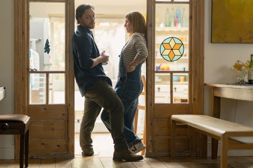 En esta imagen proporcionada por Bleecker Street James McAvoy, izquierda, y Sharon Horgan en una escena de Together.