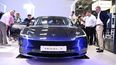 Un vehículo fabricado por Tesla y mostrado en una exposición.