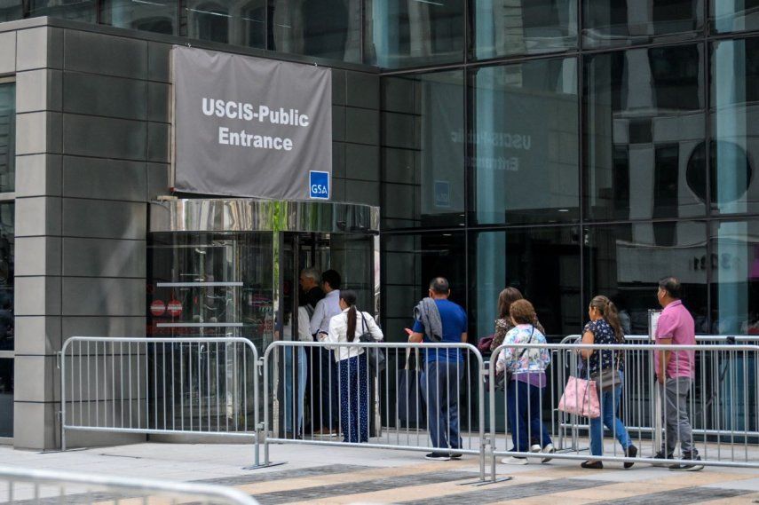 Personas hacen cola en el edificio de Inmigración y Control de Aduanas de Estados Unidos (USCIS), el 8 de mayo de 2025 en la ciudad de Nueva York.