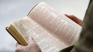 Una Biblia es leída en voz alta en el Capitolio de Utah, el lunes 25 de noviembre de 2013.&nbsp;