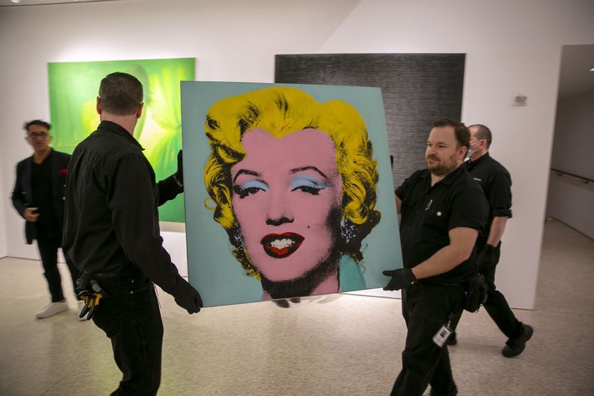 La pintura Shot Sage Blue Marilyn realizada por el artista Andy Warhol en 1964 es llevada a la sala de exhibiciones de Christies, el domingo 8 de mayo de 2022, en la ciudad de Nueva York.