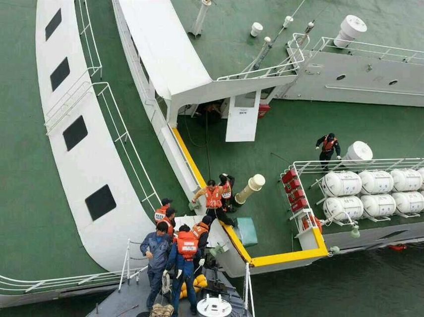 Fotografía facilitada por la Guardia Costera surcoreana que muestra cómo agentes de policía ayudan a un hombre sin identificar a escapar del ferry surcoreano Sewol hundido.Foto: EFE