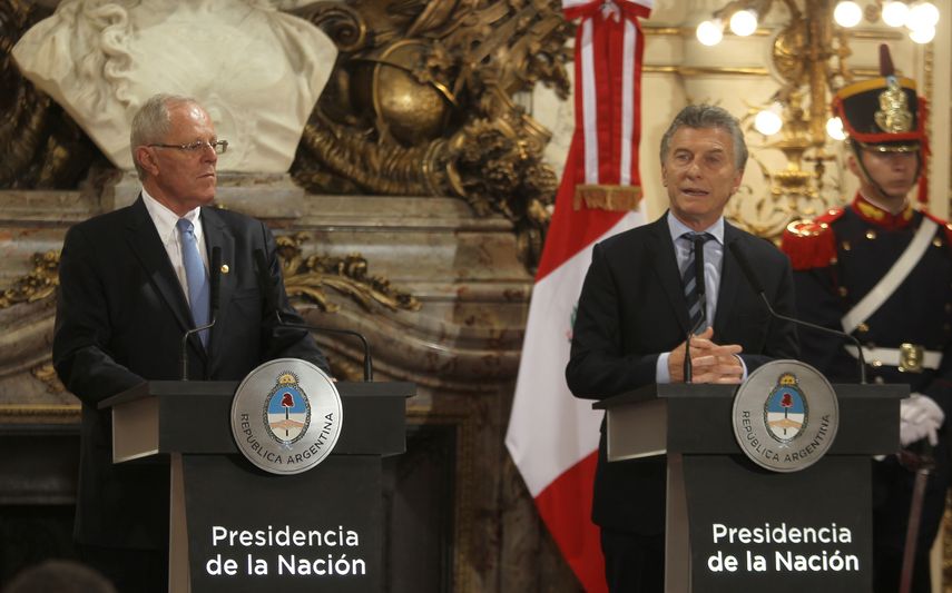 &nbsp;El presidente de Argentina, Mauricio&nbsp;Macri&nbsp;(d), y el presidente de Perú, Pedro Pablo Kuczynski (i), realizan declaraciones.&nbsp;