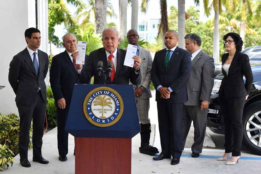 De izq. a derecha: Francis Suárez; Willy Gort; alcalde Tomás Regalado; Clarence Thomas; Keon Hardemon y Daniel Alfonso, administrador de la ciudad.&nbsp;