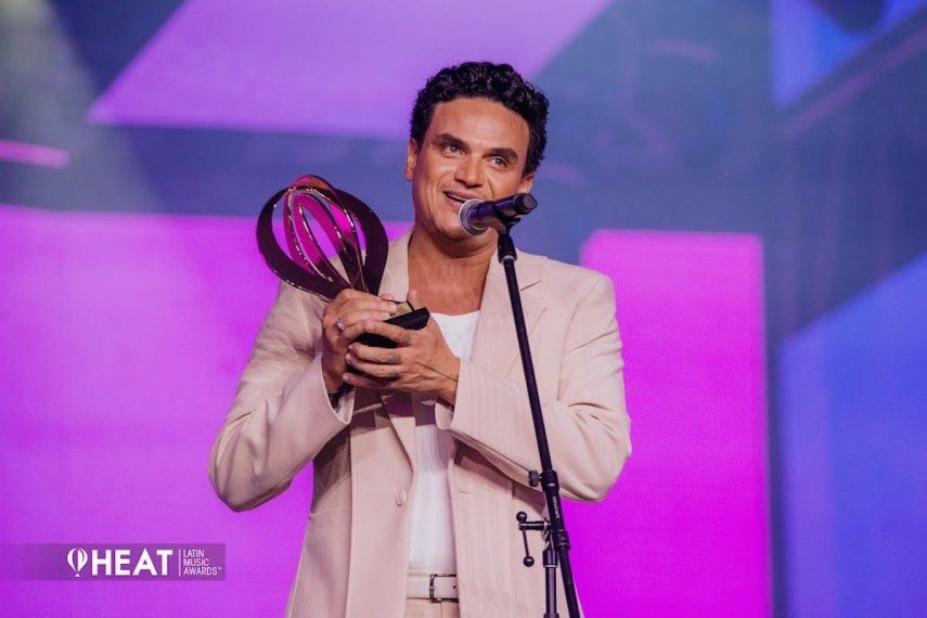 El cantante colombiano Silvestre Dangond recibe el premio Heat Latin Music a la trayectoria.