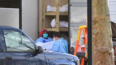 El personal médico lleva a un paciente fallecido a un camión frigorífico que funciona como morgue provisional en el Centro Médico Judío Kingsbrook, el 8 de abril de 2020 en Brooklyn, Nueva York.